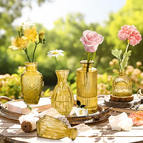 Vista 4 de KOIUEYW Juego de 24 jarrones de vidrio ámbar dorado, jarrones pequeños vintage para flores, estilo mini de cristal transparente a granel, pequeños