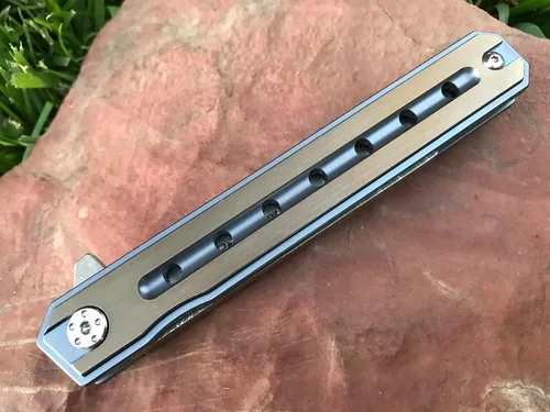 Vista 4 de TACTICAL GEARZ Navaja de bolsillo de Damasco para EDC, mango de titanio sólido, hoja Tanto de acero Damasco VG10 de 67 capas múltiples, incluye XT