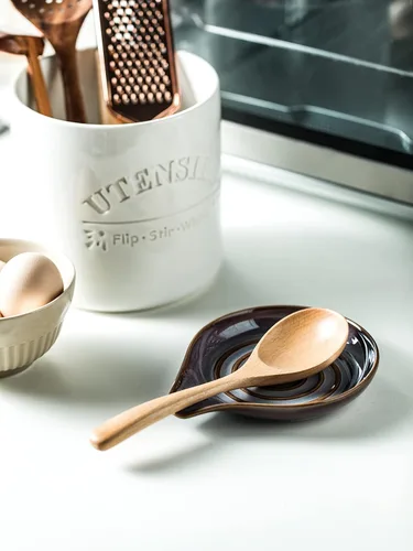 Vista 6 de Reposa Cucharas, Soporte de Cuchara de Cerámica con Bandeja de Goteo Profunda para Utensilios de Estufa, Soporte para Encimera, con Mango para Fácil