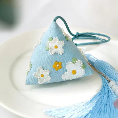 Vista 4 de WADORN Kit de bordado a mano de bricolaje, cuentas de talismán pacífico, materiales de bordado, bolsa de abalorios para colgar en el automóvil, kits