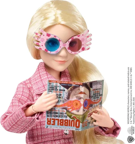 Vista 4 de Mattel Juguete coleccionable de Harry Potter, muñeca Luna Lovegood y accesorios, aspecto característico con Quibbler y Spectrespecs