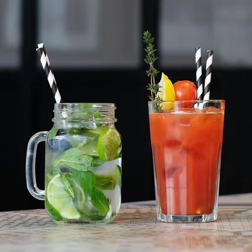 Vista 3 de ALINK - 100 pajitas de papel rayadas en blanco y negro, pajitas desechables biodegradables para Halloween, Navidad, cumpleaños, Año Nuevo