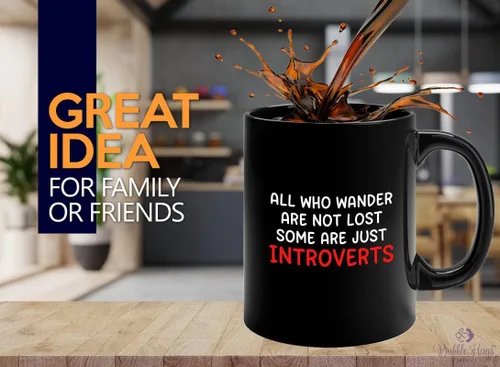 Divertida taza de café introvertida de 11 onzas, color negro, todos los que vagan son - Regalo para su persona hogareña, persona solitaria, persona