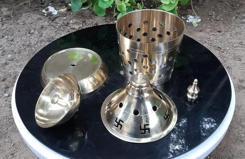 Vista 2 de Bharat Haat Akhand Jyoti Diya de latón con cubierta Divi lámpara de aceite para templo lámpara de aceite espiritual Lámpara de mecha de aceite