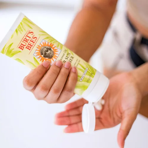 Vista 2 de Calmante para después del sol con aloe y tilo, 6 onzas, Burt's Bees , Un solo