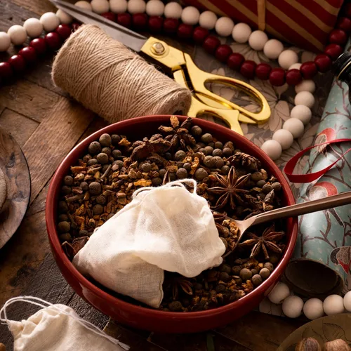 Vista 3 de Frontier Co-op Mezcla orgánica de sidra caliente, bolsa a granel de 1 libra, canela fragante de calentamiento, cáscara de naranja, pimienta