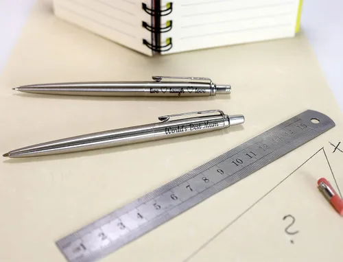 Vista 4 de Bolígrafo personalizado Parker Jotter SS + caja de regalo Grabado con láser, borde cromado