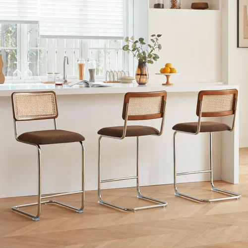 Vista 24 de Juego de 3 taburetes de ratán natural con respaldo de madera maciza, taburetes de bar Cesca modernos de mediados de siglo de 24 pulgadas, taburete