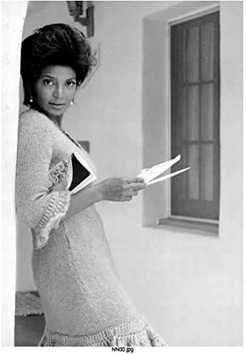 Nichelle Nichols de pie en camisón (Star Trek: Heros - Foto de diapositivas) - 8 pulgadas x10 pulgadas FOTOGRAFÍA Performer & Actor Blanco y Negro