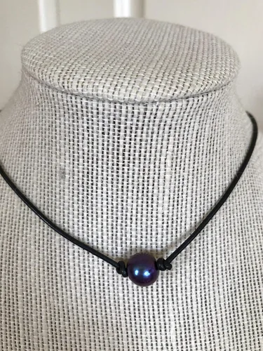 Vista 2 de Collar de perlas barrocas de pavo real negro, perla redonda de agua dulce, gargantilla de una sola perla, cordón de cuero negro, plata esterlina