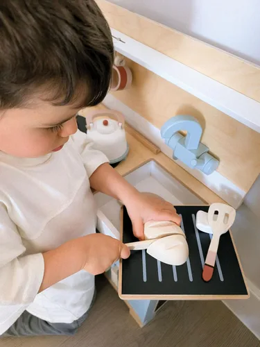 Vista 4 de Tender Leaf Toys Mini Chef Home Kitchen – Cocina de madera totalmente equipada con accesorios para cocinar – Desarrolla habilidades sociales
