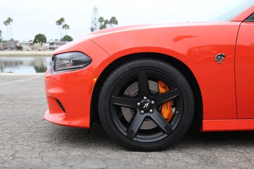 Vista 3 de iJDMTOY Juego de 4 piezas 63 mm 2.5 pulgadas plateado/ Coberturas de centro de llanta con diseño de rayado para reemplazo