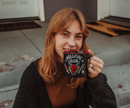 Vista 8 de Silver Buffalo - Taza grande de cerámica de Stranger Things Hellfire Club, 20 onzas