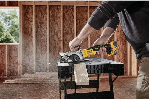 Vista 8 de DEWALT ATOMIC 20V MAX* Kit de sierra circular, 4-1/2 pulgadas (DCS571P1)