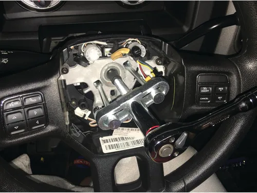 Vista 4 de Performance Tool W89704 - Kit de extracción de volante, incluye extractor, pernos y herramientas para automóviles y camiones ligeros