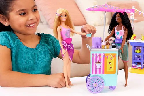 Vista 2 de Barbie Juego y 2 muñecas con más de 20 accesorios, juego de paseo marítimo de playa, incluye soporte para aperitivos, quiosco de helado, cachorro