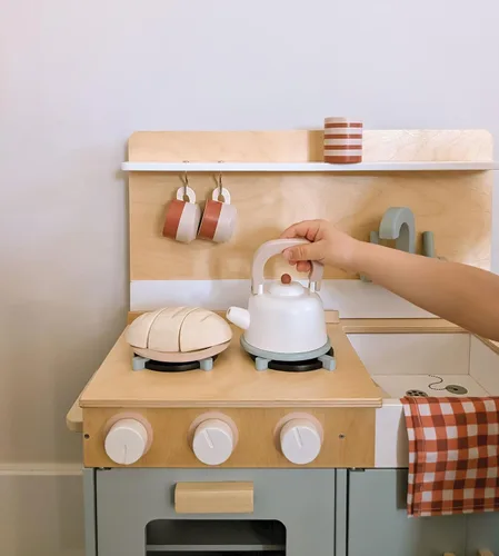 Vista 8 de Tender Leaf Toys Mini Chef Home Kitchen – Cocina de madera totalmente equipada con accesorios para cocinar – Desarrolla habilidades sociales
