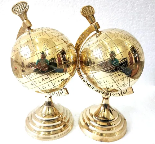 Juego de 2 piezas decorativo estilo antiguo globo de latón en soporte de metal, estilo vintage, decoración de escritorio, hogar, oficina, adorno de