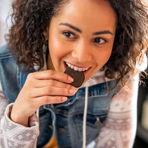 Vista 10 de OREO - Galletas de sándwich de chocolate, 30 paquetes de snack de 1.59 oz