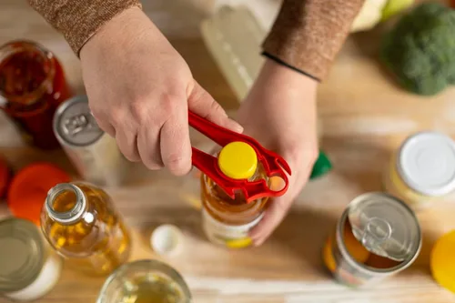 Vista 7 de KUHN RIKON Abrelatas suizos 5 en 1, rojo, plástico