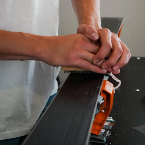 Vista 2 de RaceWax Pro Ski Snowboard Wax Brush