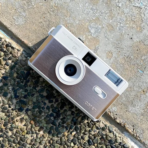 Vista 2 de Corex Cámara CH1 reutilizable de 1.378 in de medio marco, flash integrado y compatible con película negativa de color de 1.378 in o película B&W