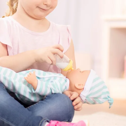 Vista 7 de Melissa & Doug Mine to Love - Juego de comida para muñecas con botella, tarros de comida para bebé, bolsa de aperitivos y más (24 unidades)