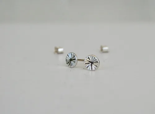 Vista 6 de Aretes modernos de plata de ley martillada de 0.197 in, piercing de lóbulo relleno de oro, diseño de sol