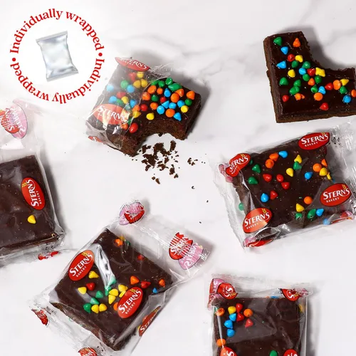 Vista 4 de Brownies Cesta de regalo Brownies de chocolate envueltos individualmente [9 unidades] cubiertos con chips de caramelo arcoíris Snacks