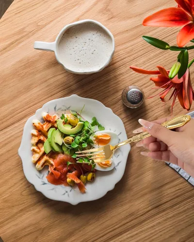 Vista 8 de Nervure Juego de cubiertos de plástico dorado de 90 piezas, juego de cubiertos desechables resistentes, utensilios de plástico dorado de lujo que