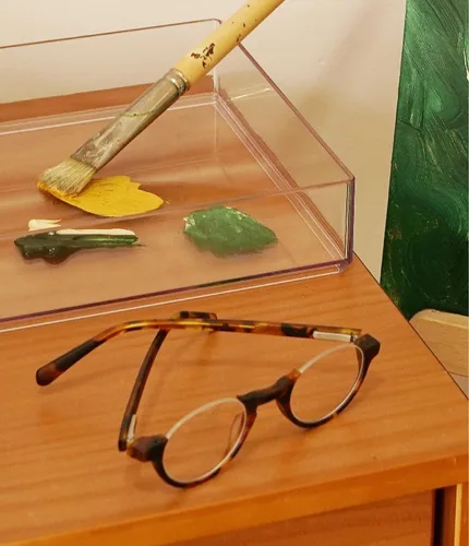 Vista 5 de eyebobs - Vicepresidente Gafas de lectura prémium para hombres y mujeres Marco de medio borde Frente azul con templo azul Demi