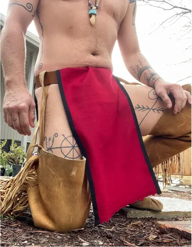 Vista 3 de Pantalón Langot Rojo Oscuro Native Loincloth para pow Wow Regalia tamaño estándar India Made, Rojo