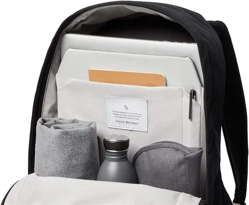 Vista 4 de Bellroy Mochila clásica prémium (paneles de cuero, se adapta a portátiles de 15"), Negro arena, Computadora portátil