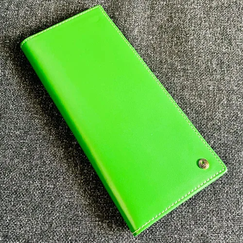 Vista 2 de Pacer Go Cartera de viaje larga delgada con bloqueo RFID de cuero genuino, Verde, Minimalista