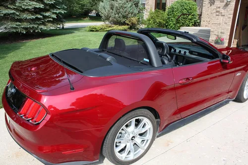 Mustang - Deflector de viento convertible Love The Drive 2015 a 2023 compatible con una barra de luz CDC, barra de luz Saleen, barra de luz Roush