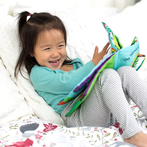 Vista 5 de Melissa & Doug – suave Actividad Baby libro – El Maravilloso Mundo De Peekaboo.