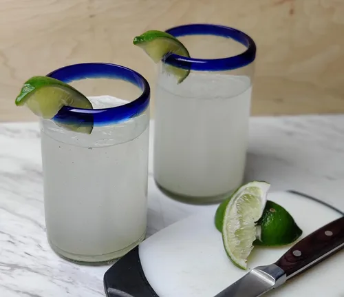Vista 2 de Dos Sueños Hand Blown Mexican Drinking Glasses - Set of 6 Glasses with Cobalt Blue Rims (14 oz each)