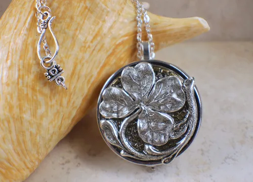 Vista 2 de Medallón de caja de música de trébol