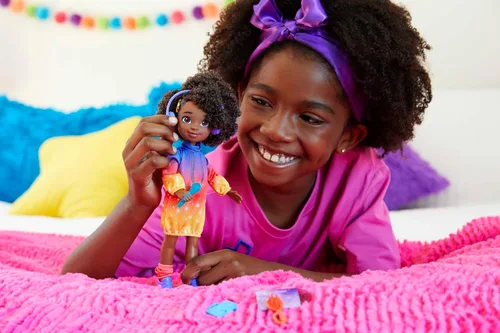 Vista 2 de Mattel Karma’s World Singing Doll Set with Accessories & Collectible Record, Sings 2 Songs