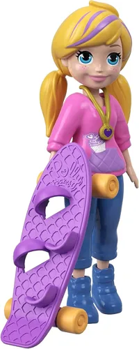 Vista 2 de Polly Pocket Muñeca de 3 pulgadas con traje icónico y monopatín con clip con ruedas giratorias