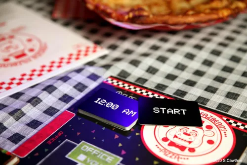 Vista 2 de Juego de mesa Five Nights at Freddy's - Survive 'Til 6AM de Funko Games 1-2 jugadores, Edades 13+