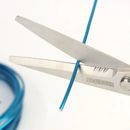 Vista 9 de Engineer Las mejores tijeras de combinación versátiles de alto rendimiento con microjeraciones que sostienen el objeto sin deslizamiento, como