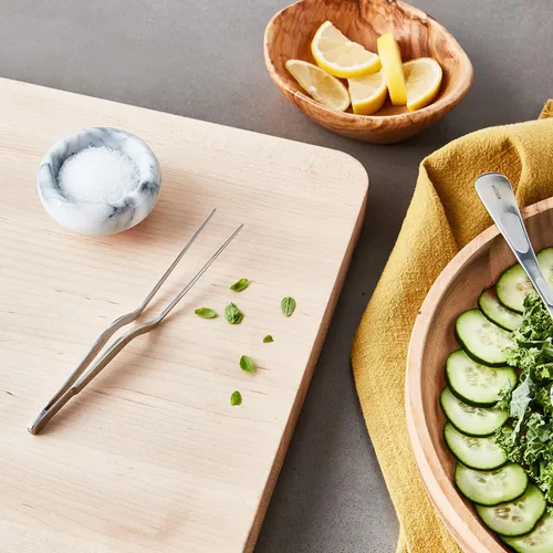 Vista 5 de Mercer Culinary, pinzas de precisión de acero inoxidable 18-8, punta fina curvada, 6 1/8 pulgadas, Punta curva, Plateado